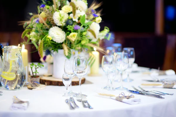Tisch für festliche Veranstaltung gedeckt — Stockfoto