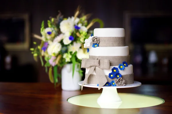 Três histórias bolo de casamento — Fotografia de Stock