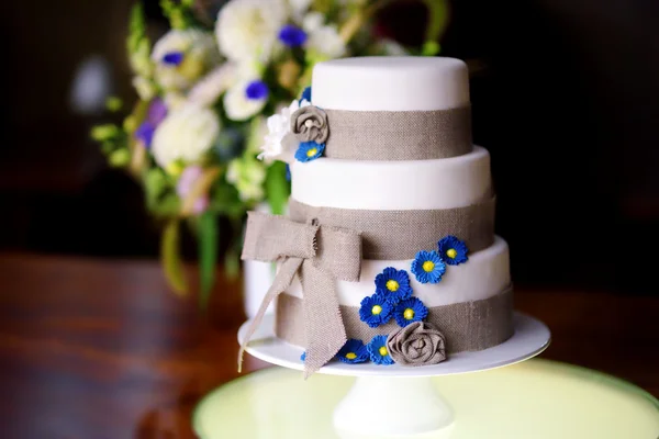 Três histórias bolo de casamento — Fotografia de Stock
