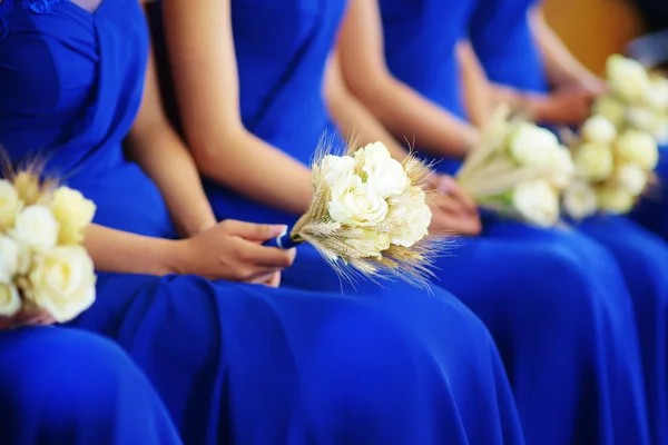 Reihe von Brautjungfern mit Blumensträußen — Stockfoto