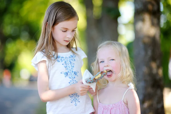 Nővérek eszik belga gofri — Stock Fotó