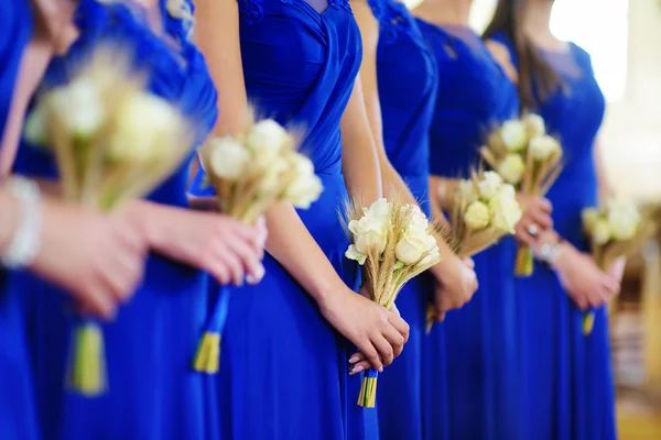 Fila de damas de honra com buquês — Fotografia de Stock