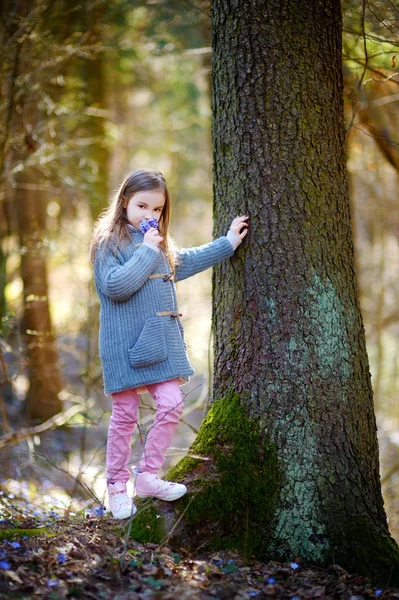 Ragazza raccogliendo i fiori — Foto Stock