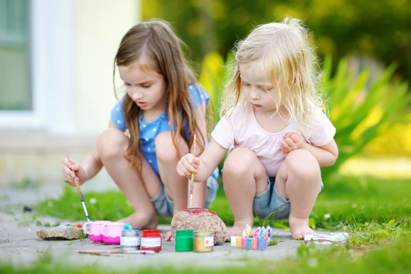 Hermanas pintando sobre piedras — Foto de Stock