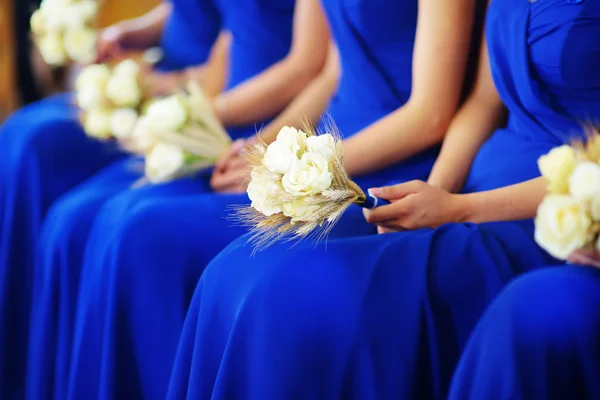 Rangée de demoiselles d'honneur avec bouquets — Photo