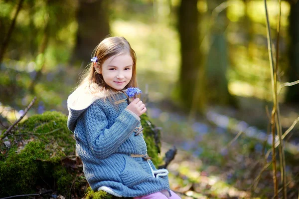 Menina escolhendo as flores — Fotografia de Stock