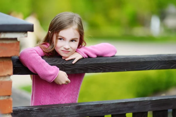 Portret van een schattig meisje — Stockfoto