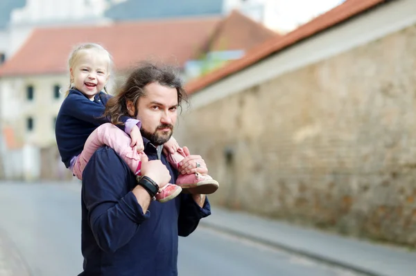 Отец держит свою маленькую дочь — стоковое фото