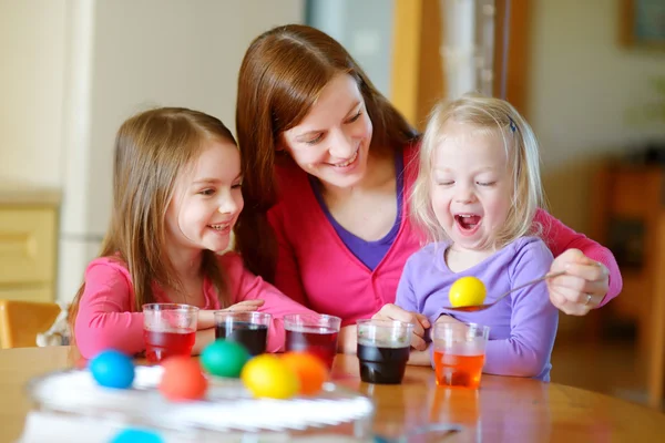 Mutter und Töchter bemalen Eier — Stockfoto