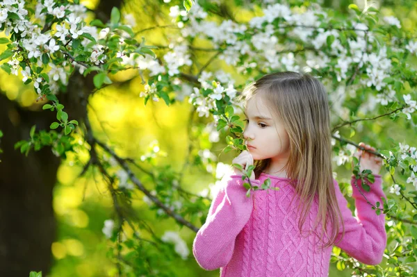 Flicka i blommande cherry garden — Stockfoto