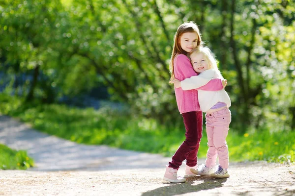 Kleine zusters knuffelen — Stockfoto