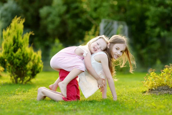 Schwestern haben Spaß zusammen — Stockfoto