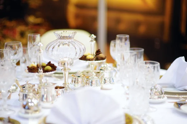 Tafel set voor feestelijke gebeurtenis — Stockfoto