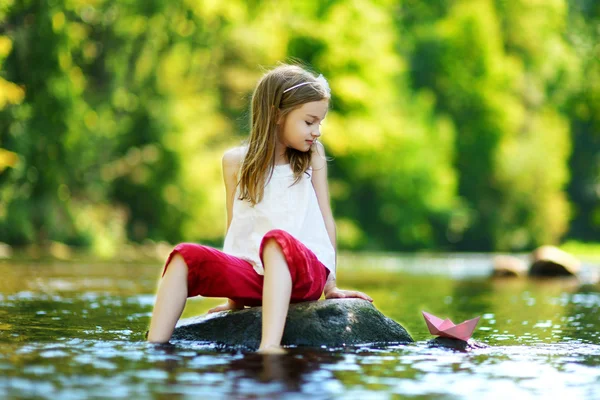 Fille jouer avec bateau en papier — Photo