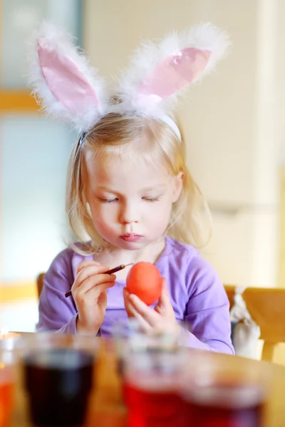 Little girl painting Easter egg — Stock Photo, Image
