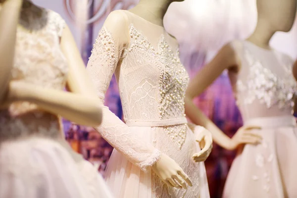 Wunderschöne Brautkleider — Stockfoto