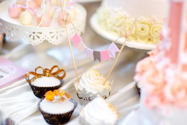 Desserts, Süßigkeiten und Bonbons auf dem Tisch — Stockfoto