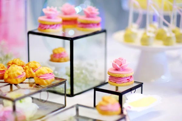 Desserts, zoetigheden en snoepgoed op tafel — Stockfoto