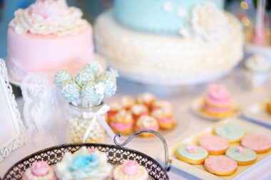 Tatlılar, tatlılar ve şeker masada