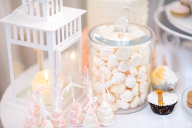 Renkli kek dekore edilmiş