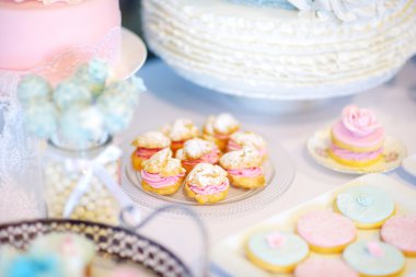 Renkli kek dekore edilmiş