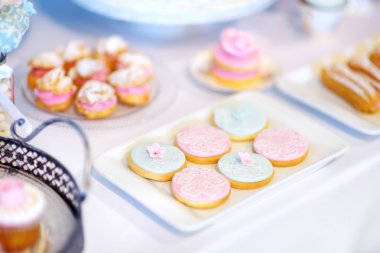 Tatlılar, tatlılar ve şeker masada