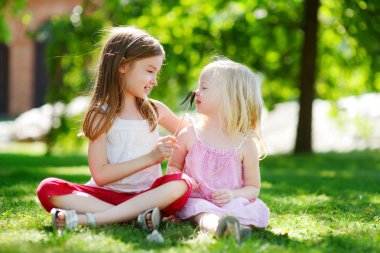 Kağıt moustach ile oynayan kızlar