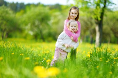 Little sisters sarılma
