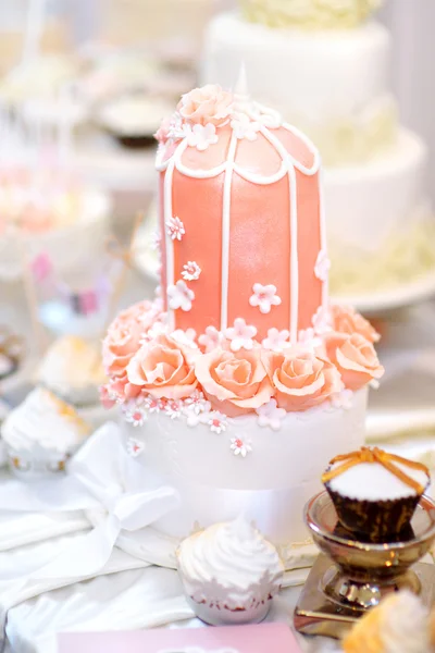 핑크 웨딩 케이크 — 스톡 사진