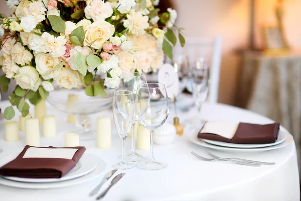 Tafel set voor feestelijke gebeurtenis — Stockfoto