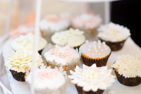 Beaux cupcakes sur la table — Photo