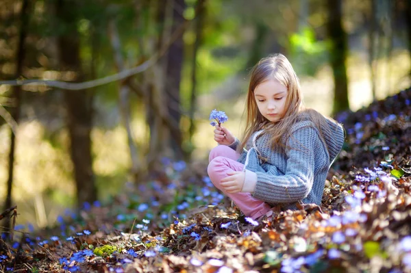 Flicka plockar blommor — Stockfoto