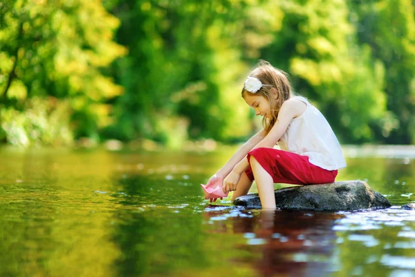 Fille jouer avec bateau en papier — Photo