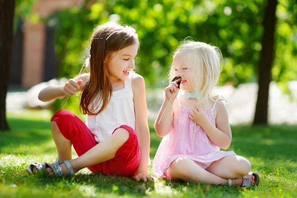 Meisjes spelen met papier moustach — Stockfoto