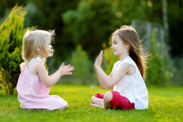 Hermanas divirtiéndose juntas — Foto de Stock