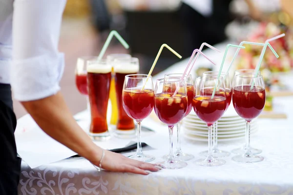 Sangria e copos de vinho — Fotografia de Stock