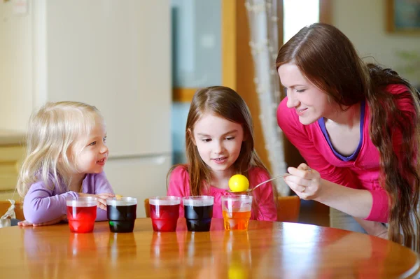 Mother and  daughters painting eggs — Stock Photo, Image
