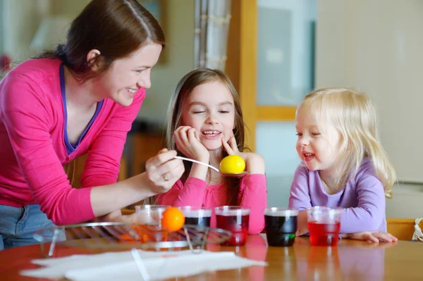 Mother and  daughters painting eggs — Stock Photo, Image