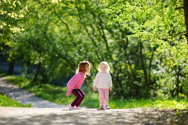 Schwestern haben Spaß zusammen — Stockfoto