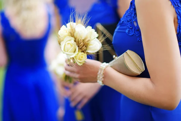 Brautjungfer mit Blumensträußen bei der Trauung — Stockfoto