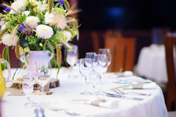 Tafel set voor feestelijke gebeurtenis — Stockfoto