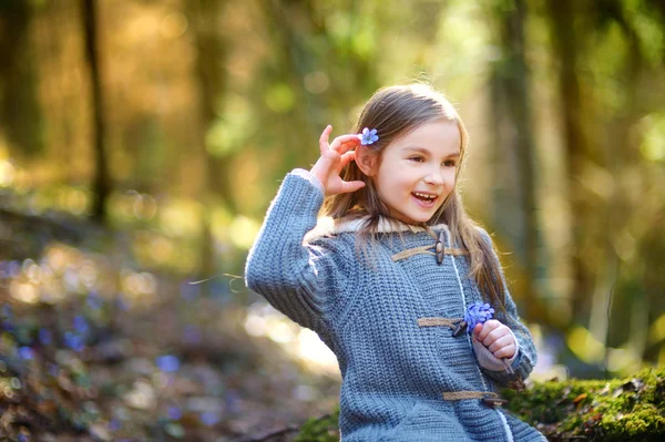 Girl picking the flowers — Stock Photo, Image