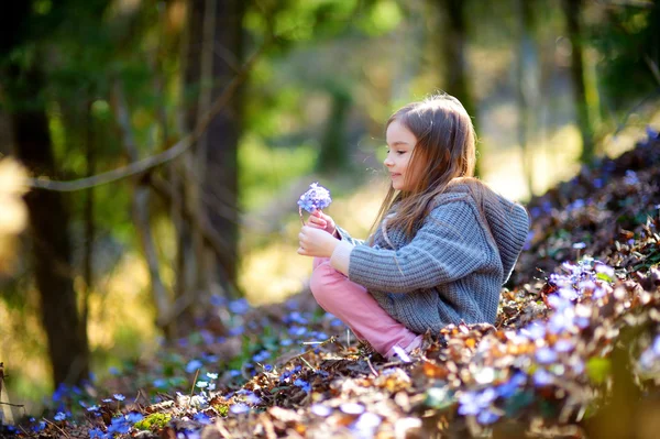 Chica recogiendo las flores — Foto de Stock