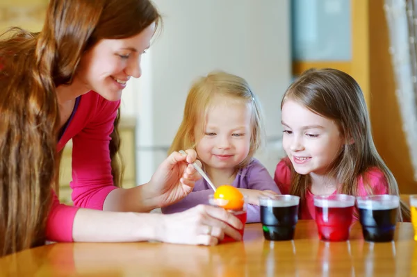 Mother and  daughters painting eggs — Stock Photo, Image
