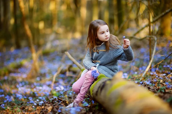 Chica recogiendo las flores de la primavera en el bosque —  Fotos de Stock