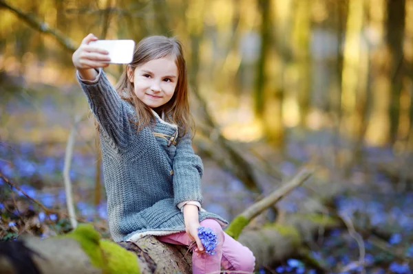 Menina tirando uma foto de si mesma — Fotografia de Stock