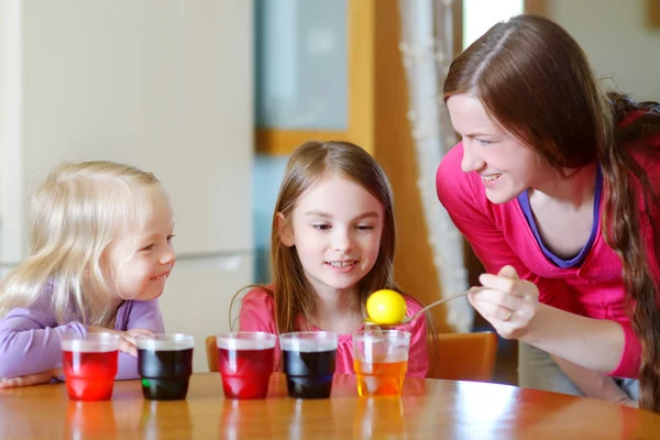 Madre e hijas pintando huevos — Foto de Stock