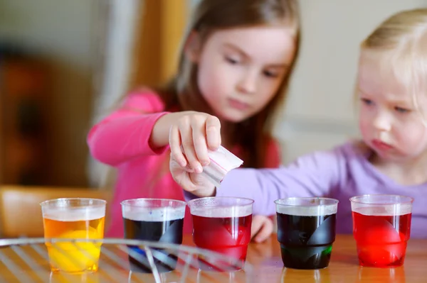 Dos hermanas pintando huevos —  Fotos de Stock