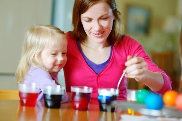 Mor och dotter målning ägg — Stockfoto