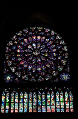 Notre Dame vitray pencere